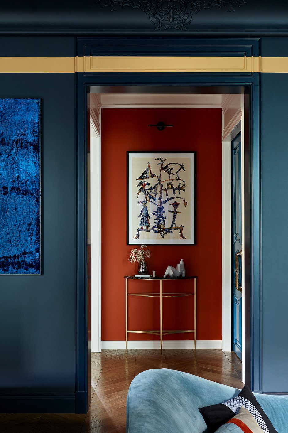 Простенок в коридоре, который видно из гостиной, украсили консолью и искусством. 