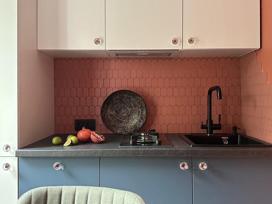 Фотография: в стиле , Интерьер комнат, Интерьерный стиль, Дизайн интерьера, Переделка, обустройство двушки в хрущевке, двухкомнатная квартира в хрущевке, ремонт в хрущевке, современный интерьер в хрущевке, переделка хрущевки, ремонт хрущевки, Хрущевка, 2 комнаты, 40-60 метров, интерьер хрущевки, дизайн хрущевки, ремонт в хрущёвке, переделка типовой квартиры, как сделать ремонт в хрущевке, хрущевка дизайн, бюджетный ремонт хрущевки – фото на INMYROOM