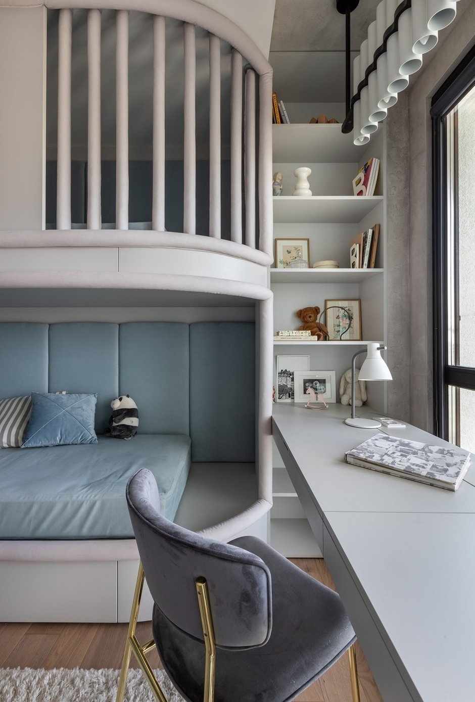 Главная особенность детской комнаты — плавающая столешница, не имеющая опоры, расположенная у окна. Шкаф в детской комнате повторяет гардеробную при входе в квартиру: он закрыт шторой и спроектирован максимально функционально.