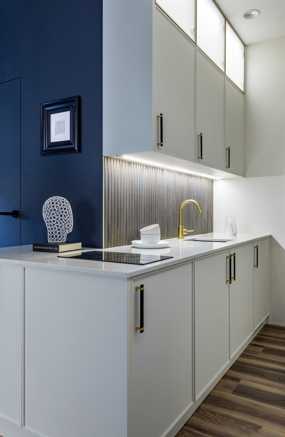 Фотография: Кухня и столовая в стиле Современный, Эклектика, Малогабаритная квартира, Квартира, Студия, Проект дня, Москва, Кирпичный дом, до 40 метров, современный с элементами ар-деко – фото на INMYROOM