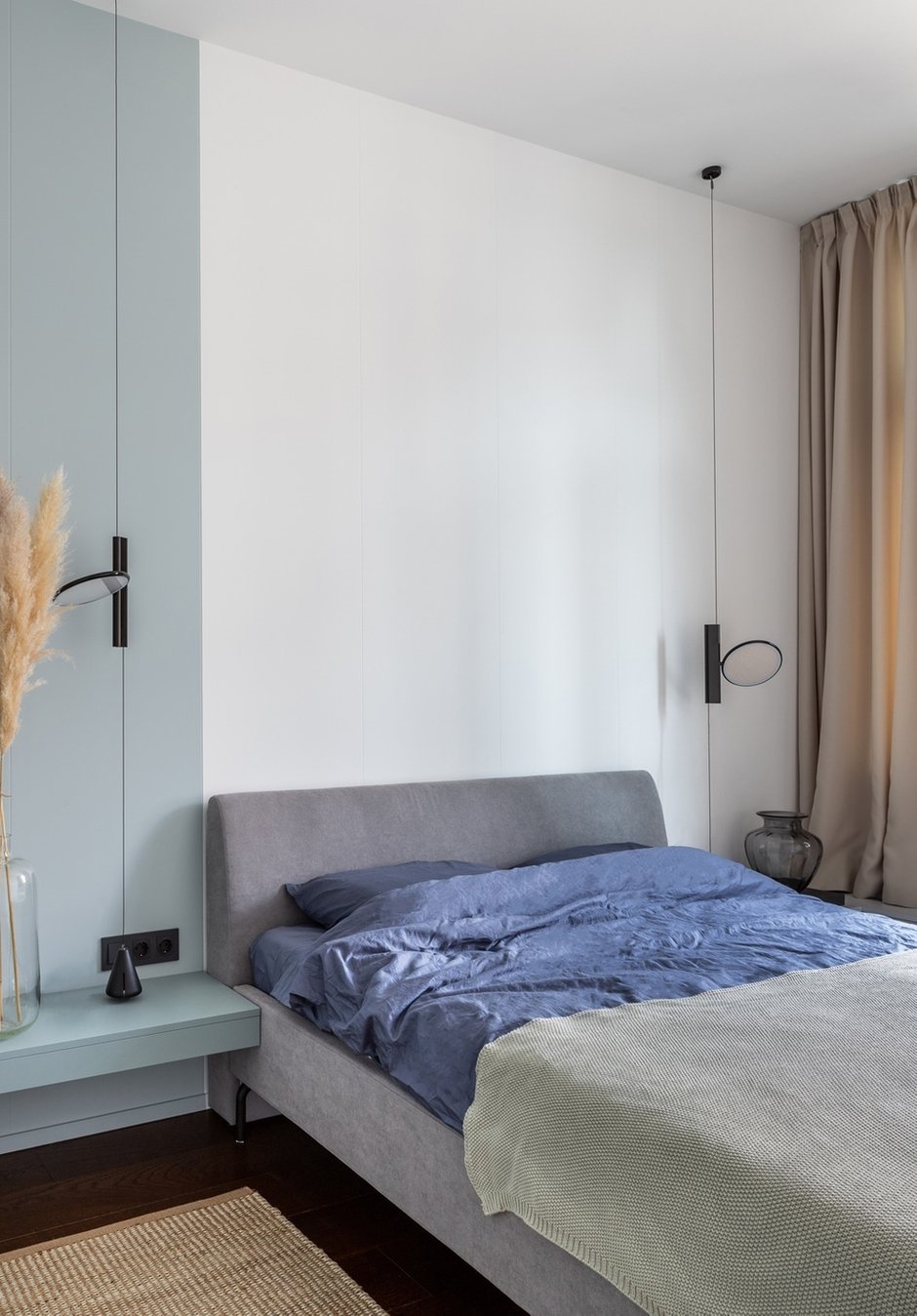 Вход в спальню сделан через небольшую гардеробную, что обеспечивает комнате дополнительную шумоизоляцию и удобно расположенное место для хранения вещей.