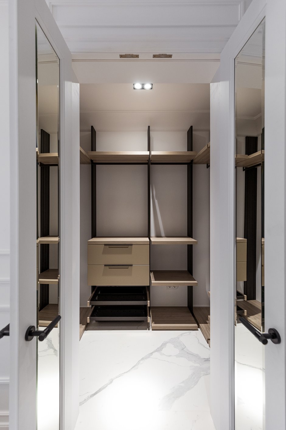 Фотография: Гардеробная в стиле Современный, Классический, Квартира, Проект недели, Москва, 3 комнаты, Более 90 метров, ai-architects X БЮРО, Людмила Иванова – фото на INMYROOM