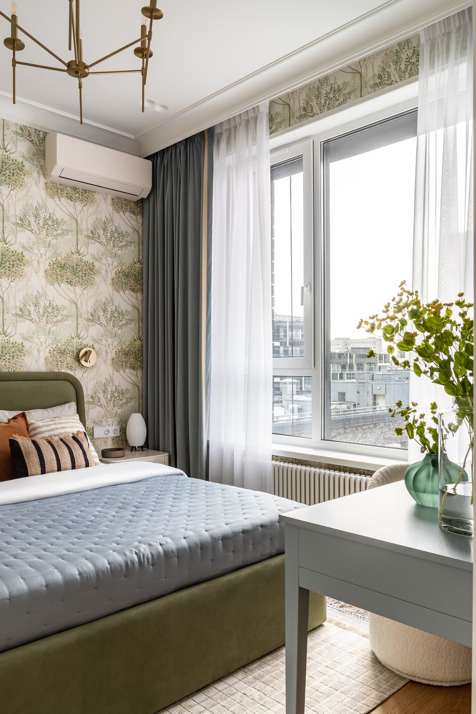 Фотография: Спальня в стиле Современный, Малогабаритная квартира, Квартира, Проект дня, Москва, Монолитный дом, 2 комнаты, до 40 метров, современный с элементами неоклассики – фото на INMYROOM