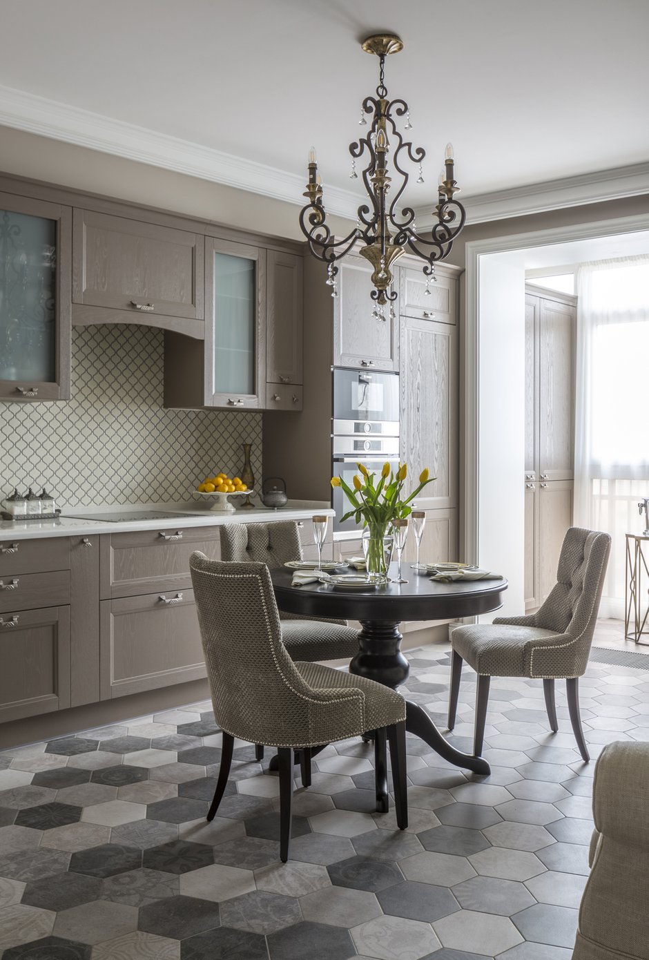 Фотография: Кухня и столовая в стиле Классический, Эклектика, Квартира, Проект недели, Москва, Монолитный дом, 4 и больше, Более 90 метров, Елена Маркина – фото на INMYROOM