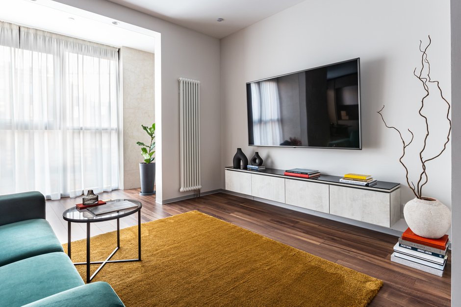 Ковер цвета горчицы, несмотря на свою яркость, подружил все предметы вокруг себя.