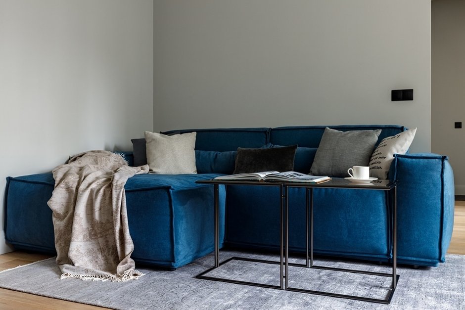 Мягкую мебель выбирали вместе с клиенткой в шоуруме, изначально диван планировался терракотовым, но остановились на темно-синем велюре.