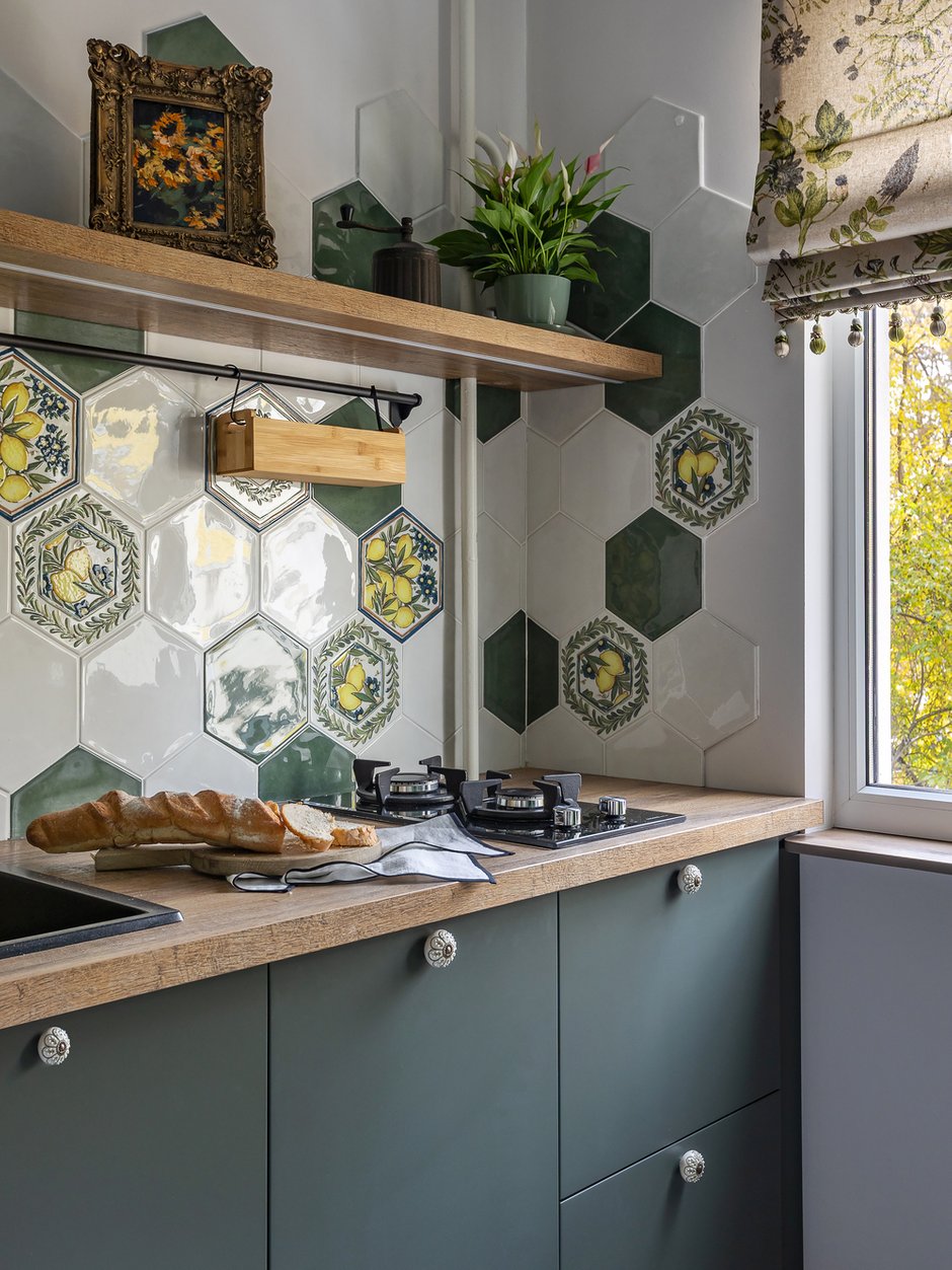 Фотография: Кухня и столовая в стиле Современный, Эклектика, Малогабаритная квартира, Квартира, Проект дня, Беларусь, Минск, Хрущевка, Кирпичный дом, 2 комнаты, 40-60 метров, Эльвира Мисюро – фото на INMYROOM