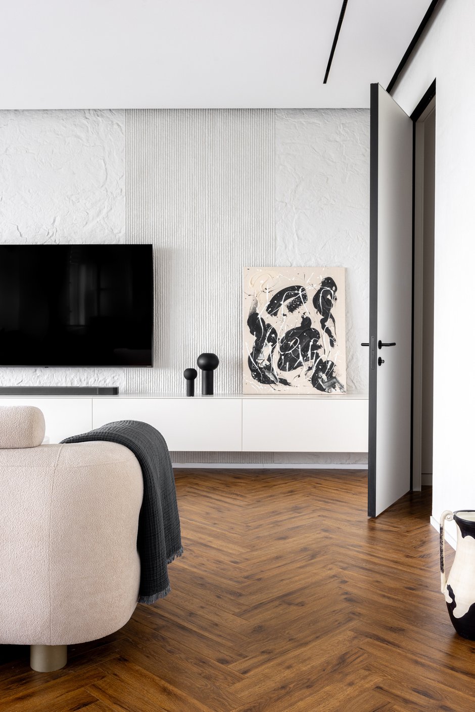 Фотография:  в стиле , Квартира, Проект дня, Монолитный дом, 3 комнаты, Алматы, минимализм с элементами современного дизайна, Данара Байтурсынова – фото на INMYROOM