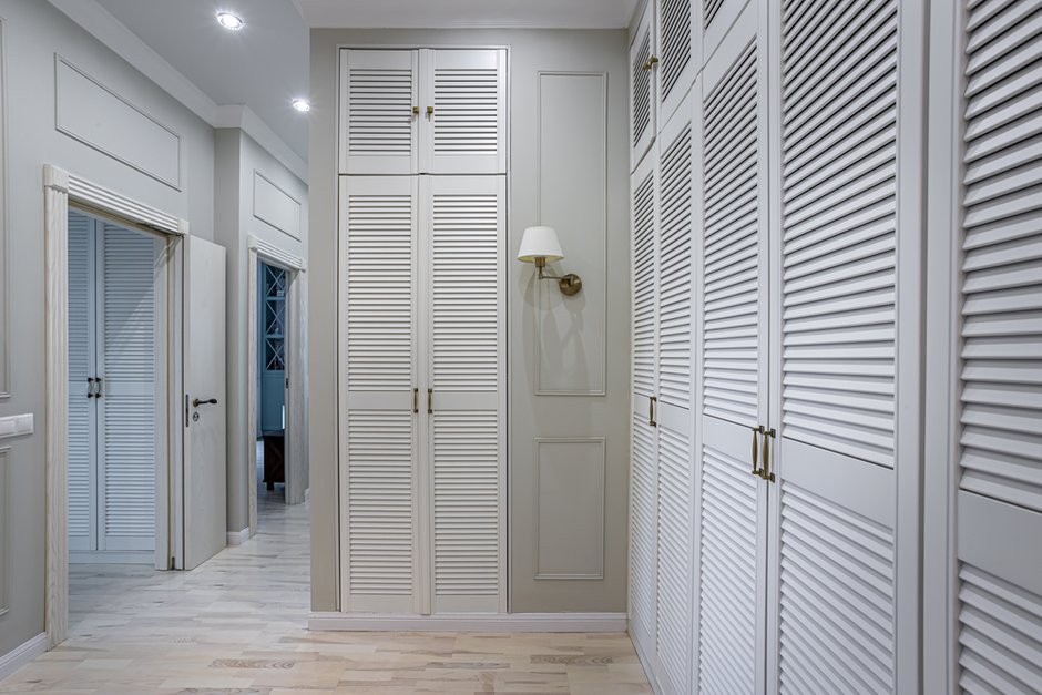 В шкафах разместили системы хранения из ИКЕА, а в одном сделали хозяйственный шкаф, но хозяйка признается, что сейчас сюда вынесла бы постирочную.