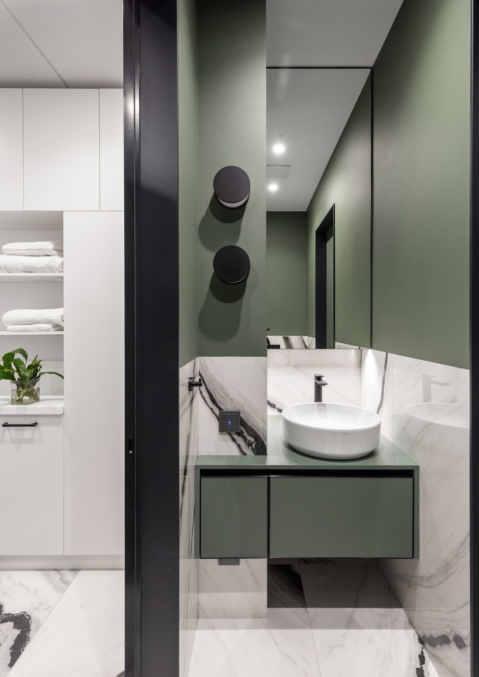 Гостевой санузел достаточно компактный, но функциональный — он переходит в постирочную со всем техническим оборудованием.