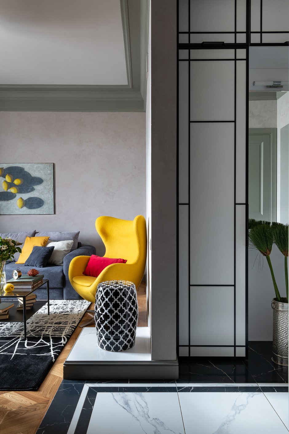 Фотография: Гостиная в стиле Современный, Эклектика, Малогабаритная квартира, Квартира, Проект недели, Москва, Сталинка, 2 комнаты, до 40 метров, 40-60 метров, Денис Шапкин, Андрей Васильченко – фото на INMYROOM