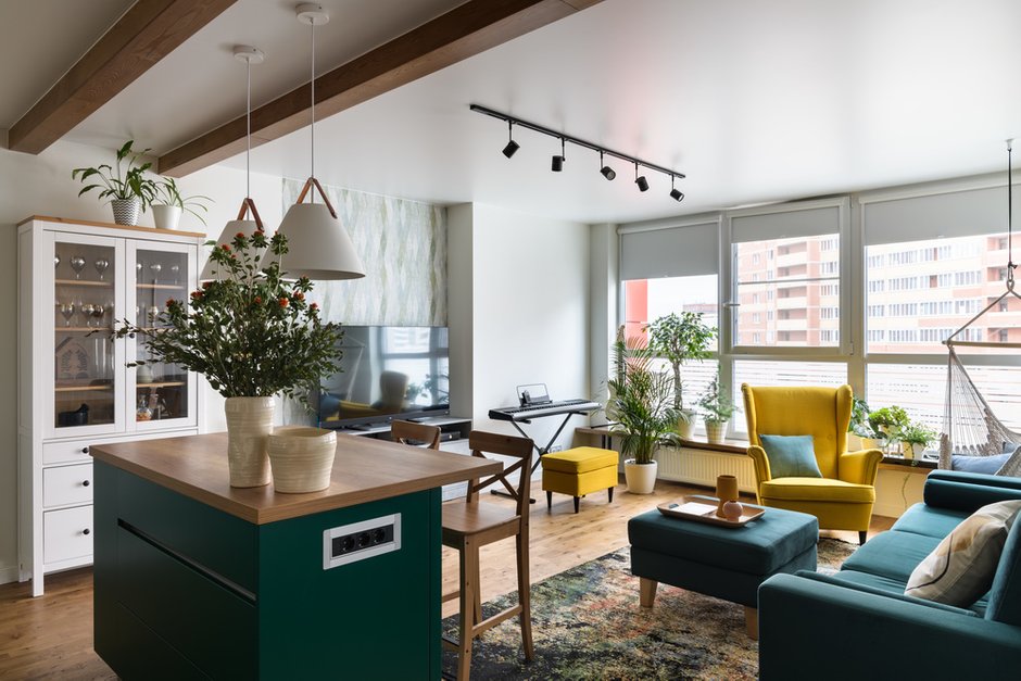 В квартире большие панорамные окна, которые решили не закрывать и впустить в дом много света. Откосы оштукатурили и выровняли, подоконники-лавочки сделали из мебельного щита и покрыли тонированным матовым лаком.