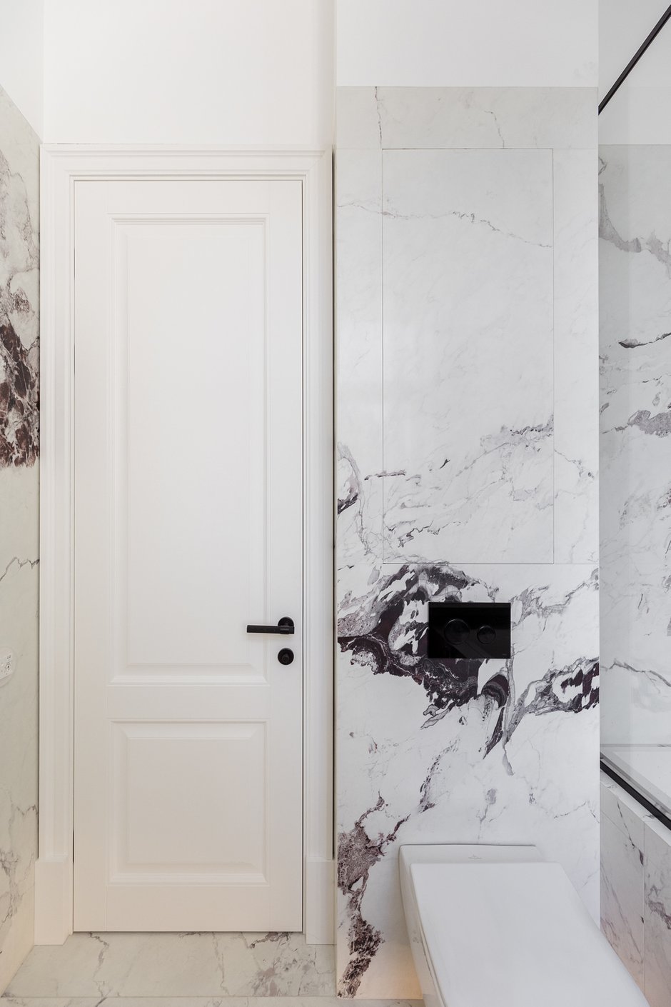 Гостевая ванная комната оформлена крупноформатным керамогранитом, чтобы было минимум стыков. 