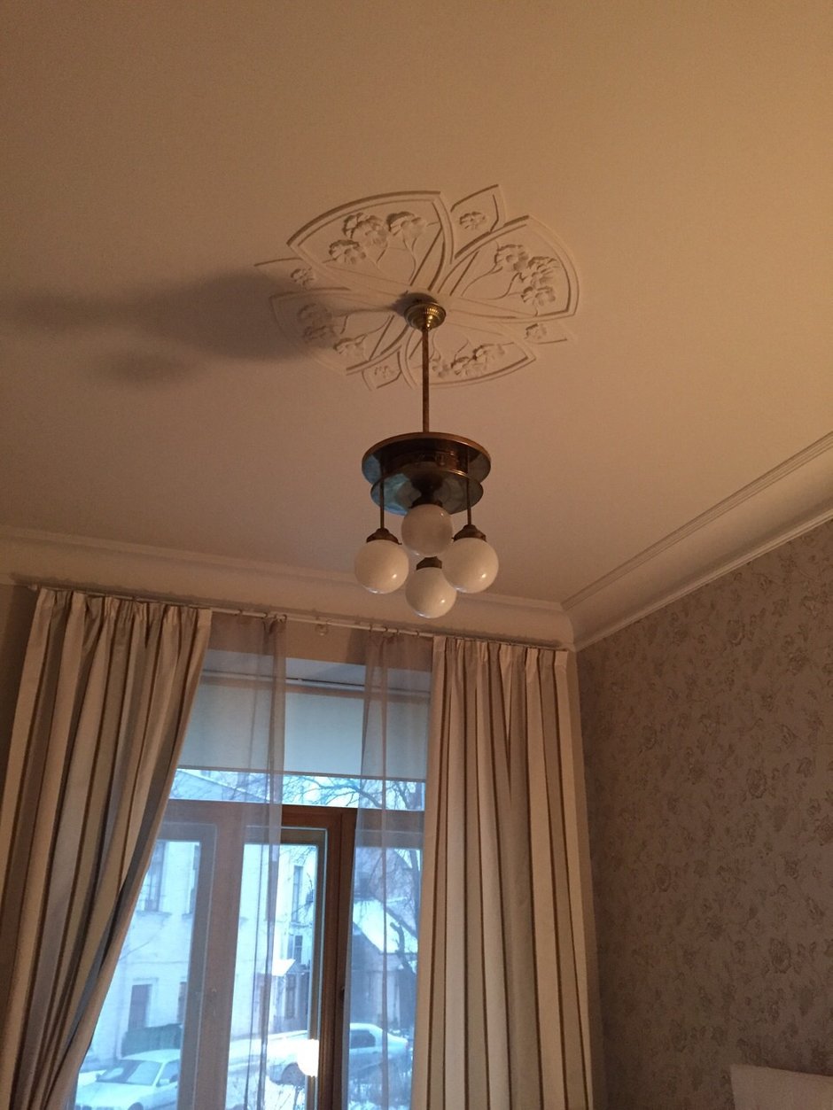 Фотография:  в стиле , Классический, Эклектика, Квартира, Arte Lamp, Белый, Проект недели, Люстра, Зеленый, Бежевый, Коричневый, Санкт-Петербург, ИКЕА, паркет, Duravit, идеи перепланировки, Axor, Keramа Мarazzi, Nicolazzi, Samsung, Metro, перепланировка трешки, классический интерьер, как обустроить трешку, как оформить интерьер в классическом стиле, классика в гостиной, классика в спальне, хранение вещей, как сделать трешку удобной, интерьер в стиле современной классики, Sherwin-Williams, покрытие паркет, REWOOD, Restoline, Artefact, ATable, FMG, Старая книга, Елена Светлица, Ирина Борисова, CIRCUS 28 – фото на INMYROOM