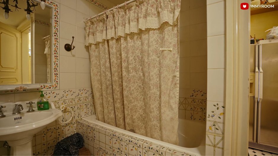 Фотография: в стиле , советский дизайн, LIFESTYLE, Людмила Гурченко, Квартира Людмилы Гурченко, жизнь актрисы, квартира актрисы, советские актрисы, жилье ссср, жизнь Людмилы Гурченко, Гардероб Людмилы Гурченко, как одевалась Людмила Гурченко, образы Людмилы Гурченко, одежда Людмилы Гурченко, как жила Людмила Гурченко, квартира Людмила Гурченко, Гурченко, Коллекция Гурченко, Урановое стекло Гурченко – фото на INMYROOM