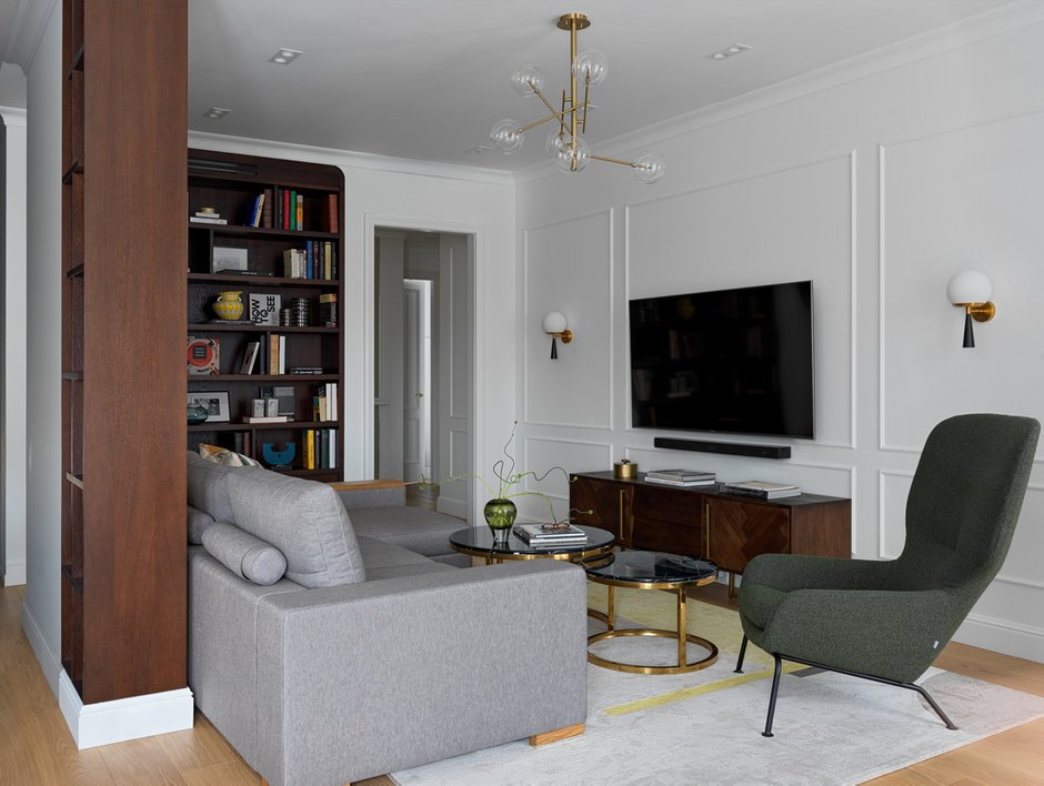 Большая часть мебели, включая кухню и все встроенные системы хранения, была сделана на заказ. В выборе остальной мебели ориентировались на российских дизайнеров — эта концепция подходила как по задумке, так и по бюджету.