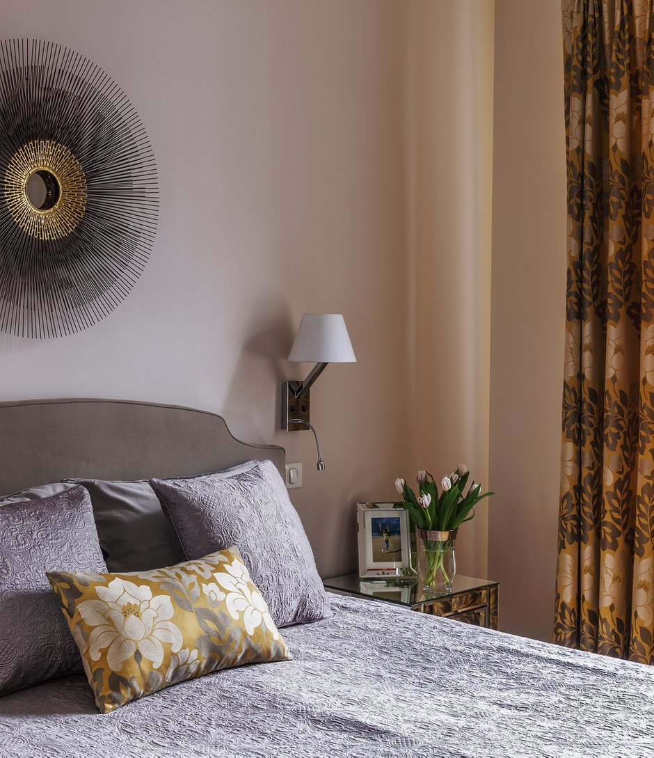 Зеркальные тумбочки и комод в спальне захотели приобрести сами владельцы квартиры.