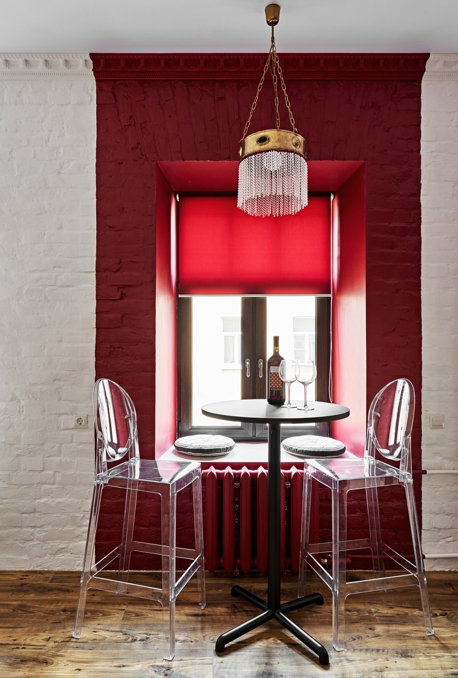 Обеденную зону выделили окрашенным в яркий цвет обрамлением окна и люстрой в стиле модерн. Это изделие начала века с сохранившимися деталями и самоцветами, которое выгодно приобрели при ликвидации антикварного магазина. В люстре заменили только проводку.