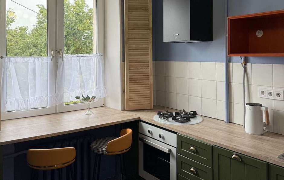 Фотография:  в стиле , Советы, перепланировка в хрущевке, кухня в хрущевке, планировка узкой кухни в хрущевке, обустройство двушки в хрущевке, двухкомнатная квартира в хрущевке, переделка хрущевки, как обустроить двухкомнатную квартиру в хрущевки, ремонт хрущевки, интерьер хрущевки, как обновить хрущевку, дизайн хрущевки, Хранение в хрущевке, прихожая в хрущевке, спальня в хрущевке, коридор в хрущевке, объединённый санузел в хрущевке, система хранения в хрущевке, ремонт кухни в хрущевке, гардеробная в хрущевке, ремонт хрущевки своими руками, Хрущевка или евродвушка, Хрущевка на 30 квадратах – фото на INMYROOM