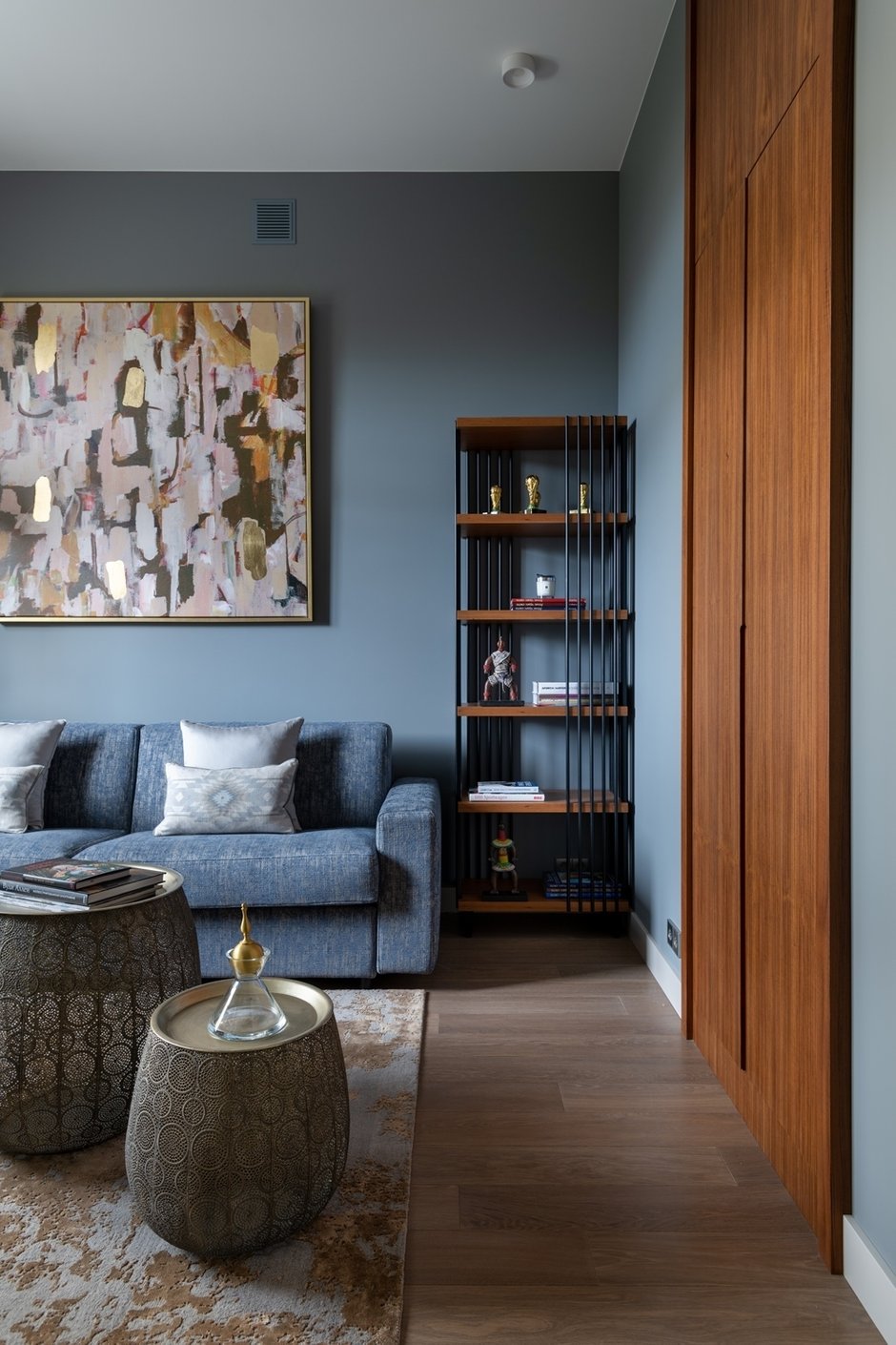Фотография: Гостиная в стиле Современный, Декор интерьера, Квартира, Москва, Серый, Сталинка, 3 комнаты, Notum Project, Александра Сергеева – фото на INMYROOM