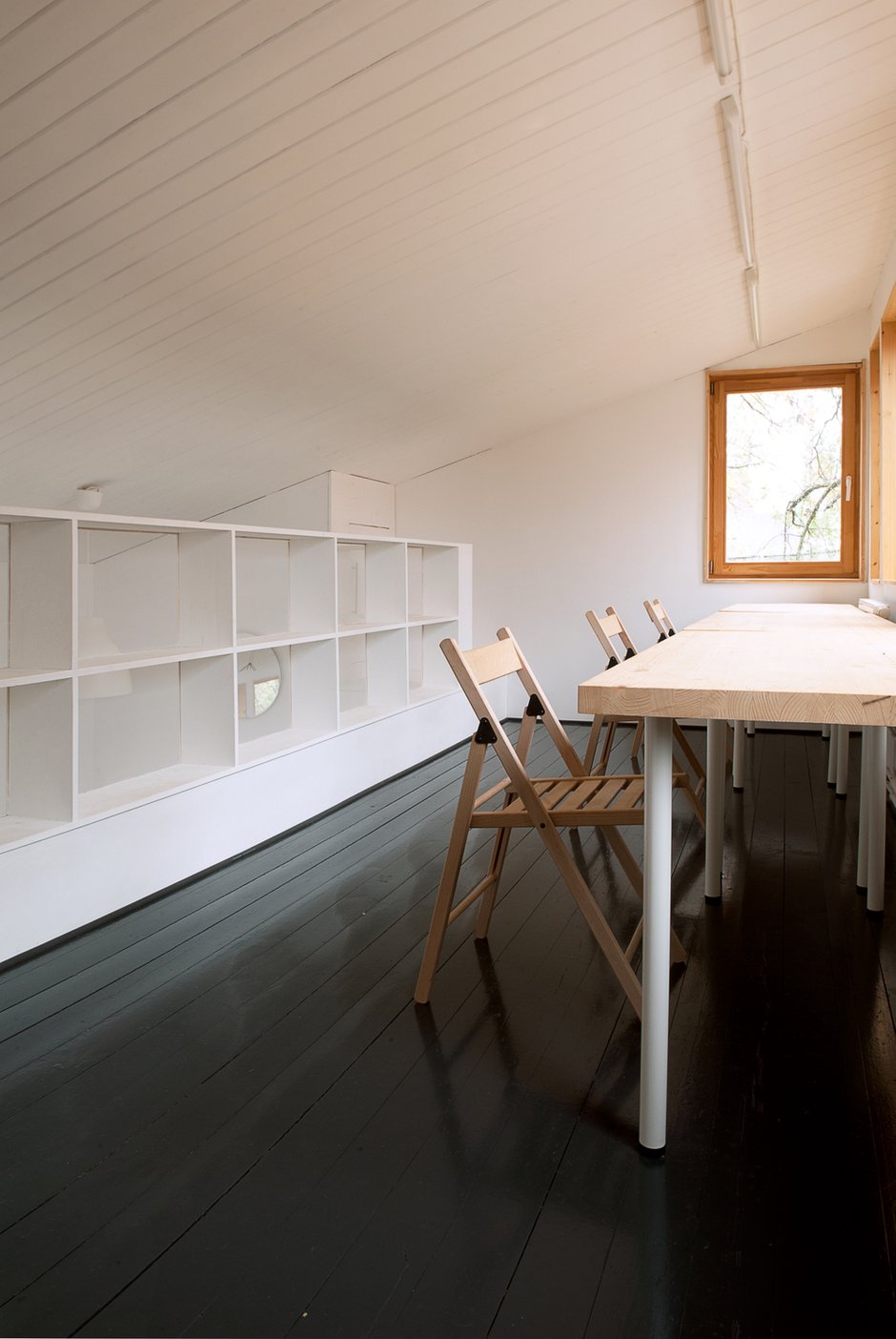 Фотография:  в стиле , Современный, Дом, Белый, Проект дня, Черный, Зеленый, Желтый, Дом и дача, Московская область, Лапино, Le Atelier, как оформить маленький дом, как построить маленький дом, проект маленького дома, маленький загородный дом – фото на INMYROOM