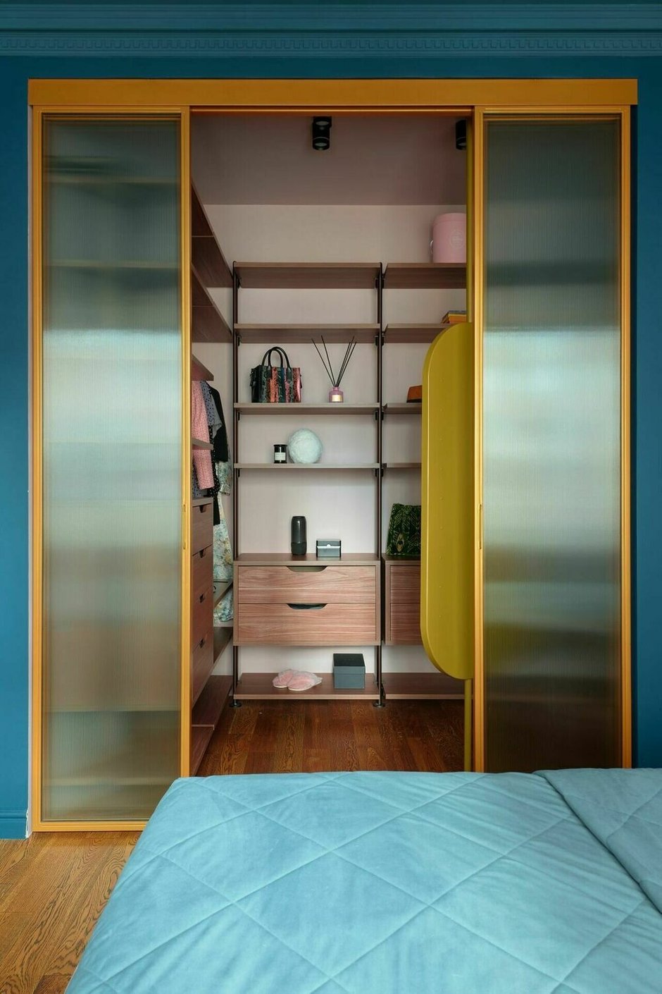 Фотография:  в стиле , Гардеробная, Интерьер комнат, Интерьерный стиль, Дизайн интерьера, Советы, как построить гардеробную в квартире, как оубстроить гардеробную, гардеробная в малогабаритке, обустройство отдельной гардеробной, гардероб в однушке, как обустроить гардеробную, дизайн гардеробной, планировка гардеробной, спальня с гардеробом, гардеробная в квартире, квартира с гардеробной, хранение в маленькой гардеробной, гардеробные, Как обустроить гардеробную в однушке – фото на INMYROOM