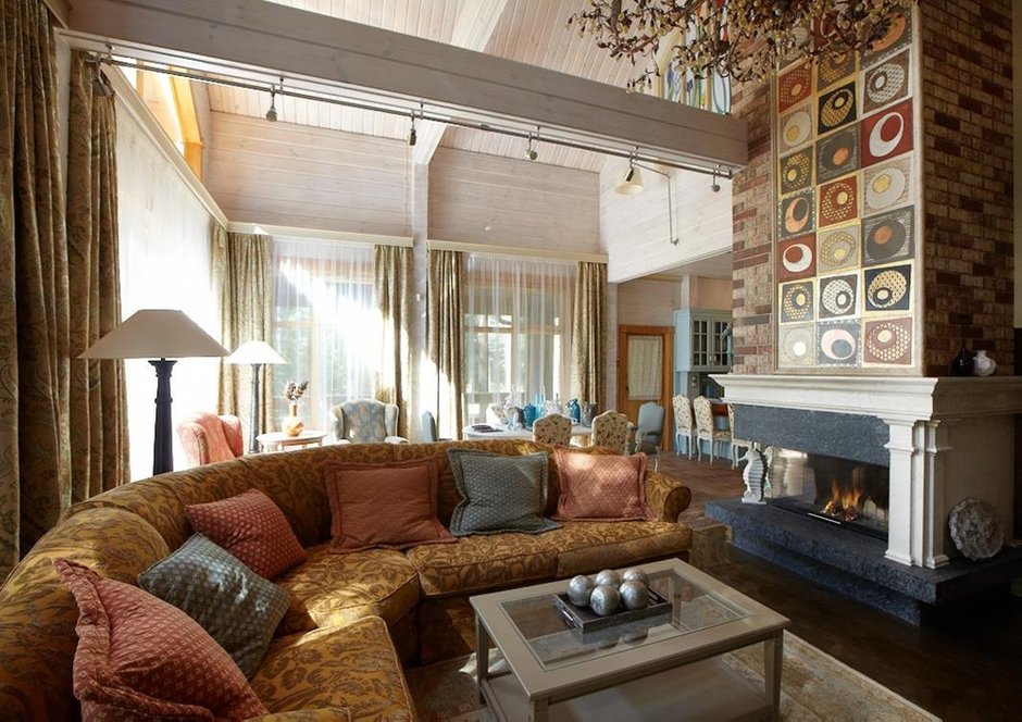 Фотография: Гостиная в стиле Прованс и Кантри, Классический, Дом, Проект недели, Екатерина Блохина, Дом и дача, Московская область, дом из бруса, Антон Корнеев, Korneev Design Workshop, гостиная с камином, как оформить деревянный дом, дом с мансардой – фото на INMYROOM