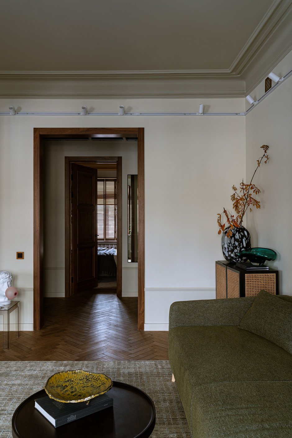 Фотография:  в стиле , Квартира, Проект дня, Сталинка, 3 комнаты, 40-60 метров, фото интерьера, дизайн интерьера фото, эклектика с элементами винтажа – фото на INMYROOM