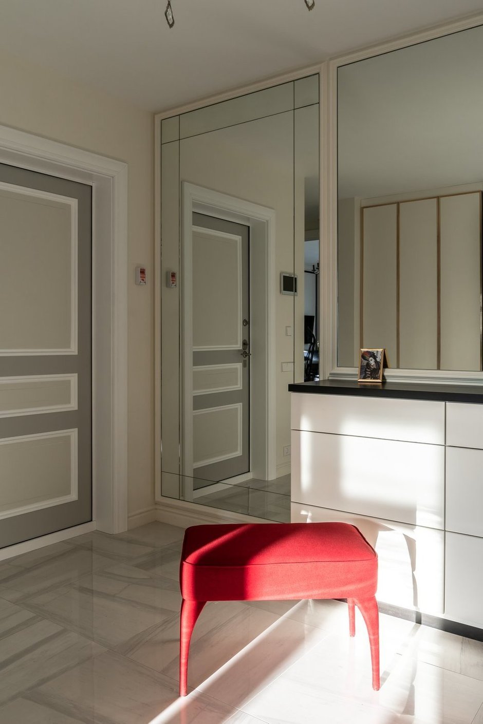 Фотография: Прихожая в стиле Классический, Современный, Квартира, Белый, Проект дня, Москва, Бежевый, 3 комнаты, Более 90 метров, Кристина Изотова – фото на INMYROOM