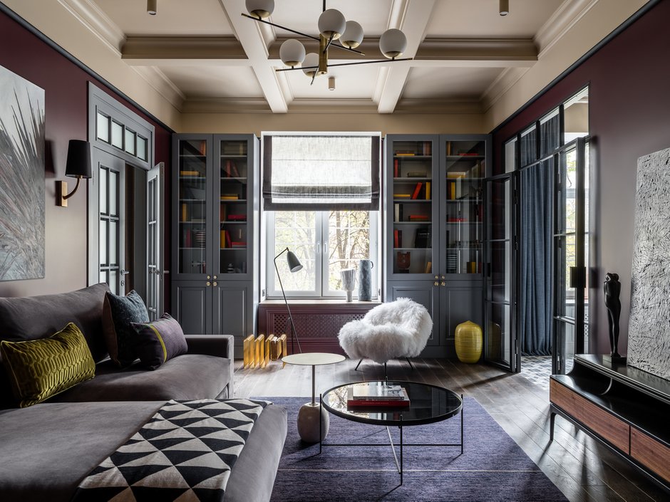 Кессонированные потолки тоже работают на расширение — визуально приподнимают потолок. Это прием, заимствованный из классических интерьеров. 