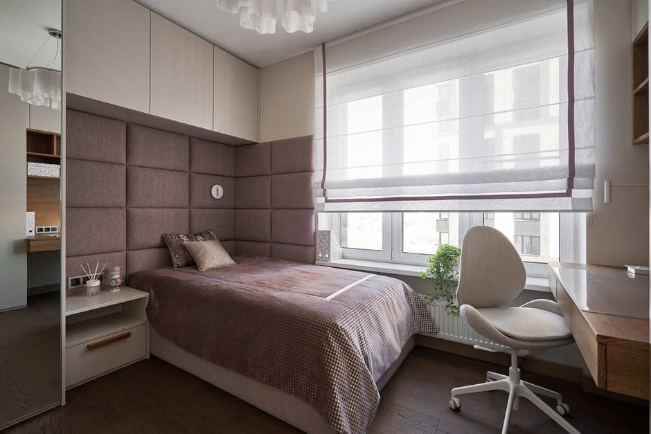 Мягкое изголовье из панелей, обтянутых обивкой, создает дополнительный уют.