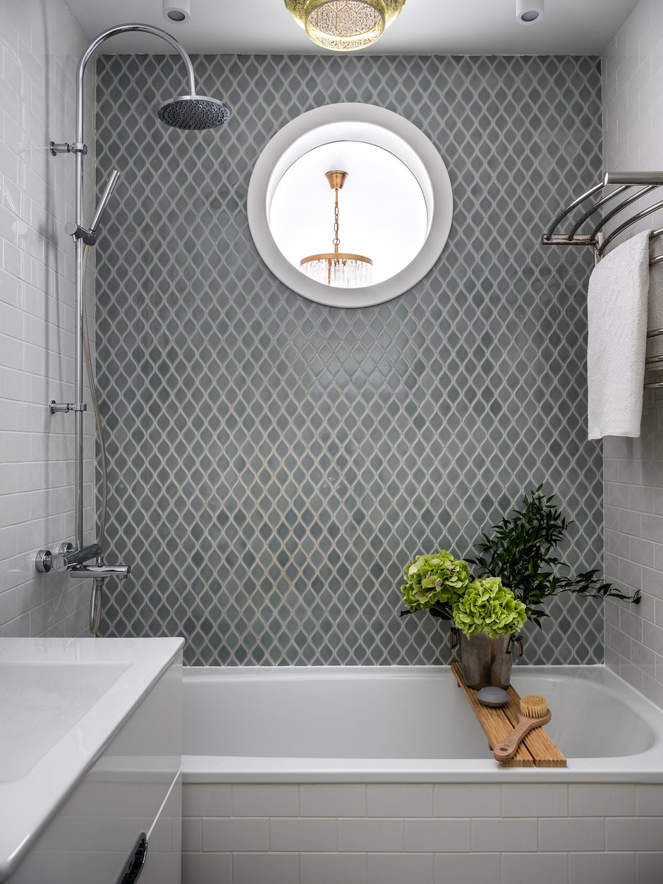 Свет проникает в ванную комнату через окно-иллюминатор в гостиной.