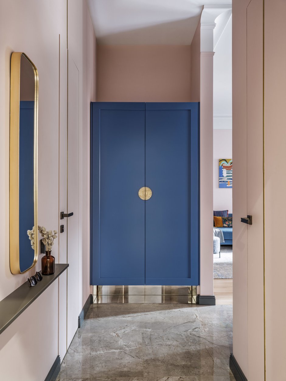 Для создания ритма пустили в прихожей латунные полосы.