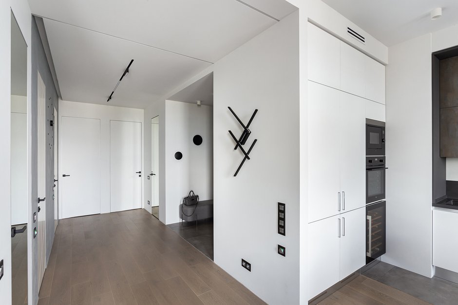 В квартире нет плинтуса: стык между стеной и полом сделали с помощью пробкового компенсатора.