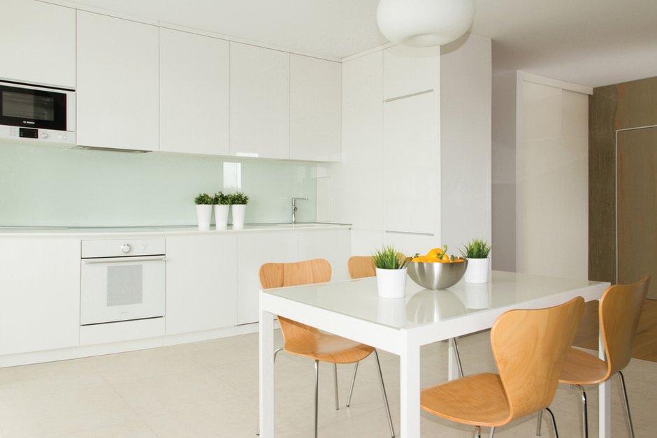 Фотография: Кухня и столовая в стиле Современный, Квартира, Цвет в интерьере, Дома и квартиры, Белый, Минимализм, Проект недели – фото на INMYROOM