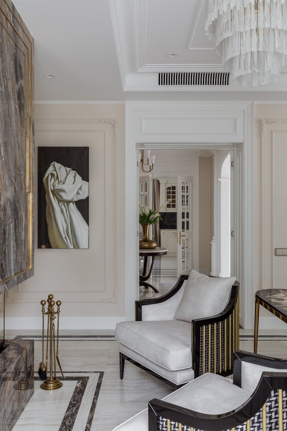 В гостиной слева от двери в холл картина В. Пономаренко «Белое-33» (Галерея «СМАРТ») гармонично вписалась в контрастный интерьер.