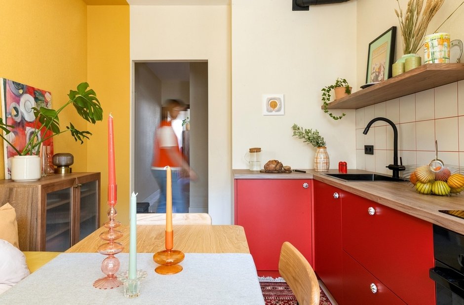 На кухне мы использовали колор-блокинг и покрасили часть столовой в ярко-желтый цвет.  Этот прием сделал комнату более уютной и наполненной светом.