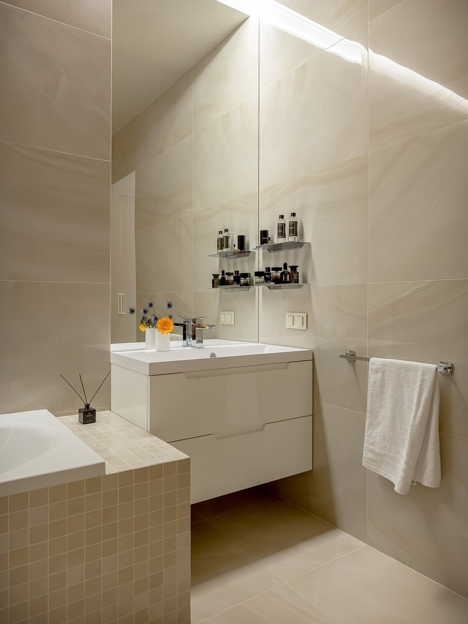 Для бодрого утра в ванной предусмотрено общее потолочное освещение. Для спокойного вечернего настроения используется подсветка над ванной.