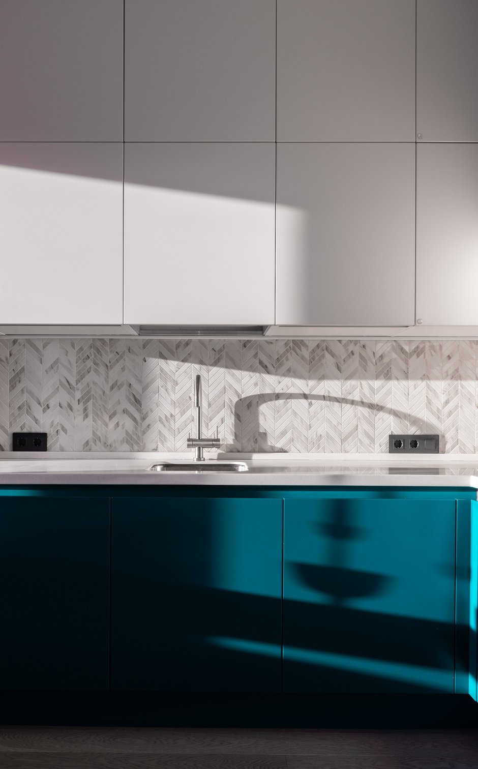 Кухня выполнялась на заказ, но со стандартными размерами шкафов. Разместили два холодильника.