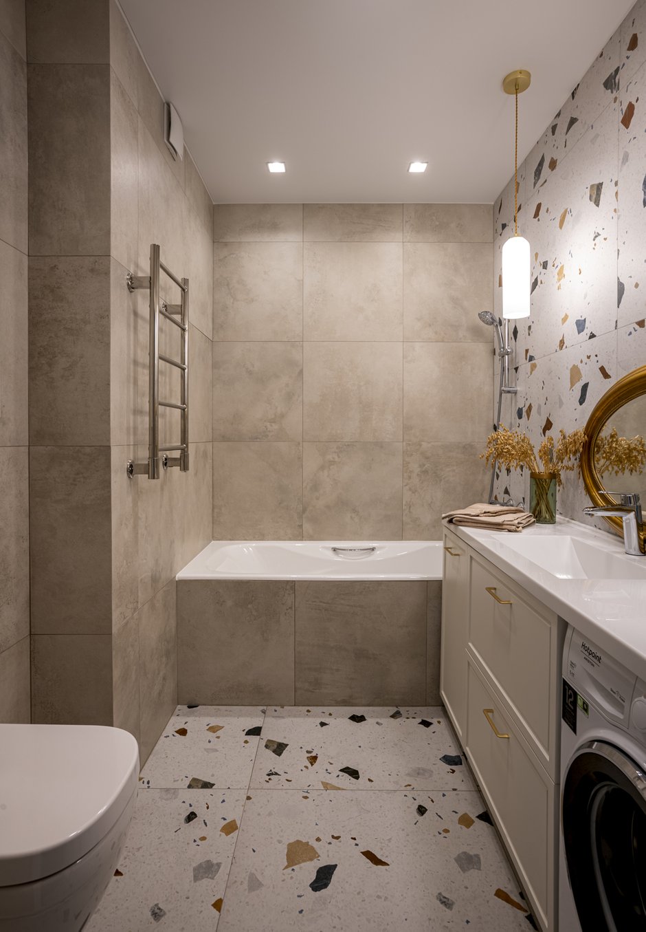 Отделка ванной — керамогранит. Акцентная плитка терраццо форматом 80×80 и фоновая под бетон 60×60.