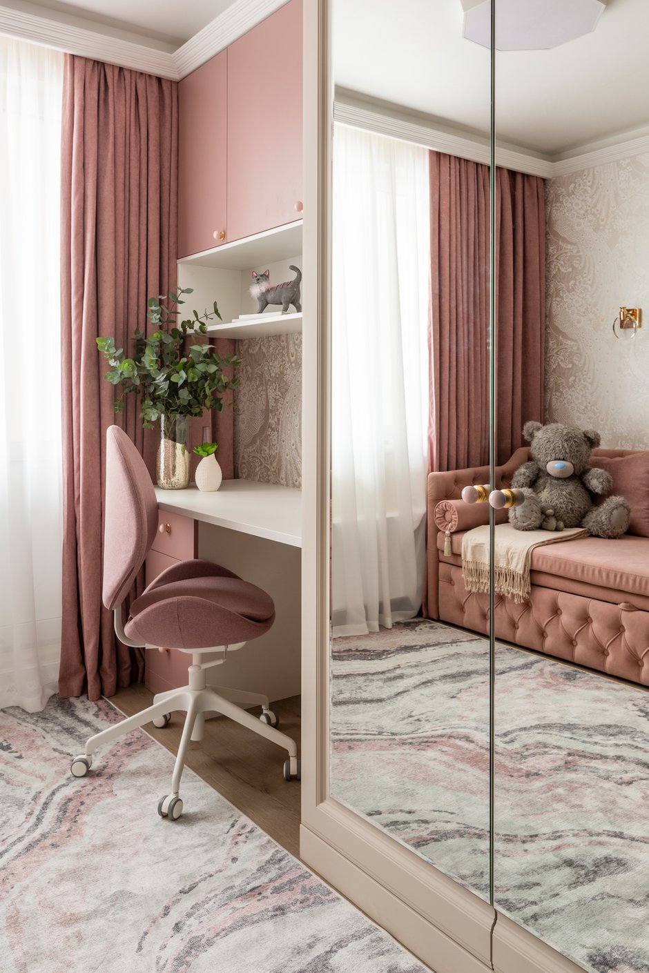 В детских сделали цветную закарнизную ленту, чтобы дети могли делать свою комнату ярче по желанию.