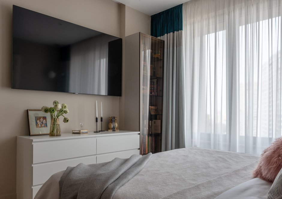 В комнате два шкафа для книг, выполненные на заказ, и комод ИКЕА.