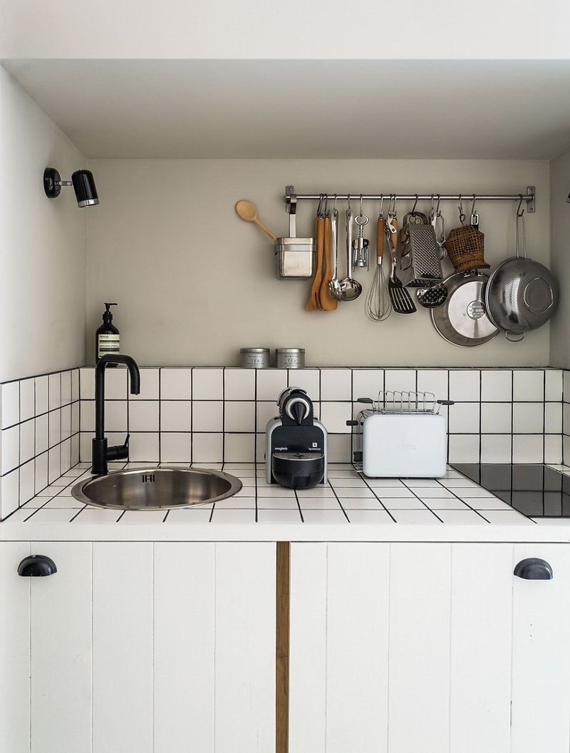 Фотография: Кухня и столовая в стиле , Скандинавский, Декор интерьера, Малогабаритная квартира, Квартира, Цвет в интерьере, Дома и квартиры, Белый – фото на INMYROOM