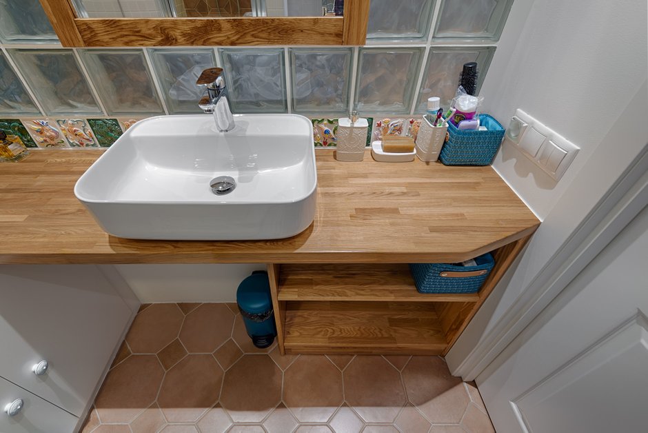 Фотография:  в стиле , Ванная, Квартира, Переделка, интерьер ванной, дизайн ванной комнаты, интересная плитка в ванной, ванная комната, маленькая ванная, дизайн маленькой ванны, как сделать ванную комфортной, удобная ванная, душ в ванной, Хрущевка, типовая ванная, ванная во вторичке, уютная ванная – фото на INMYROOM