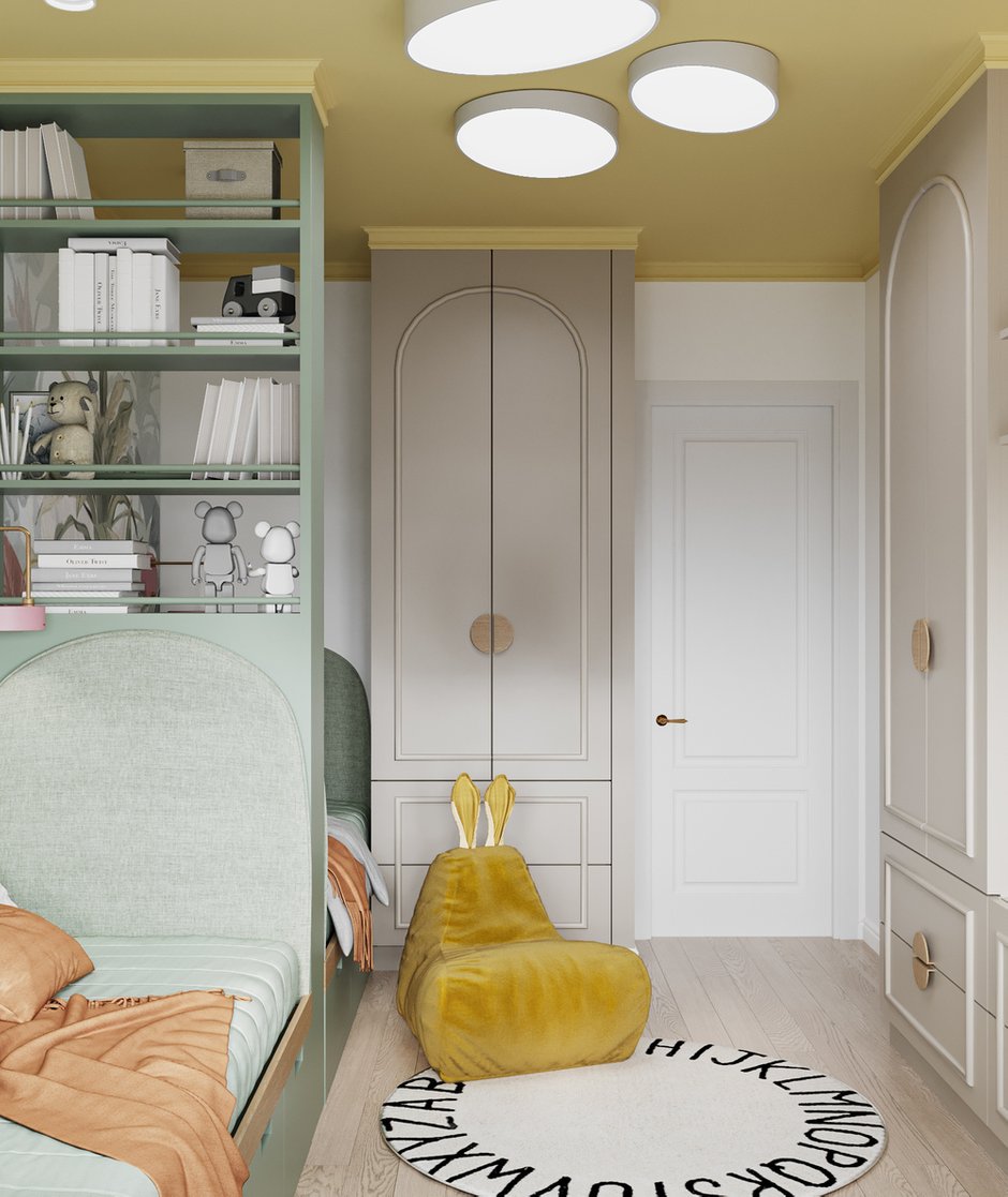 Яркая комната для двух девочек сочетает лимонные, мятные и нежно-розовые тона.