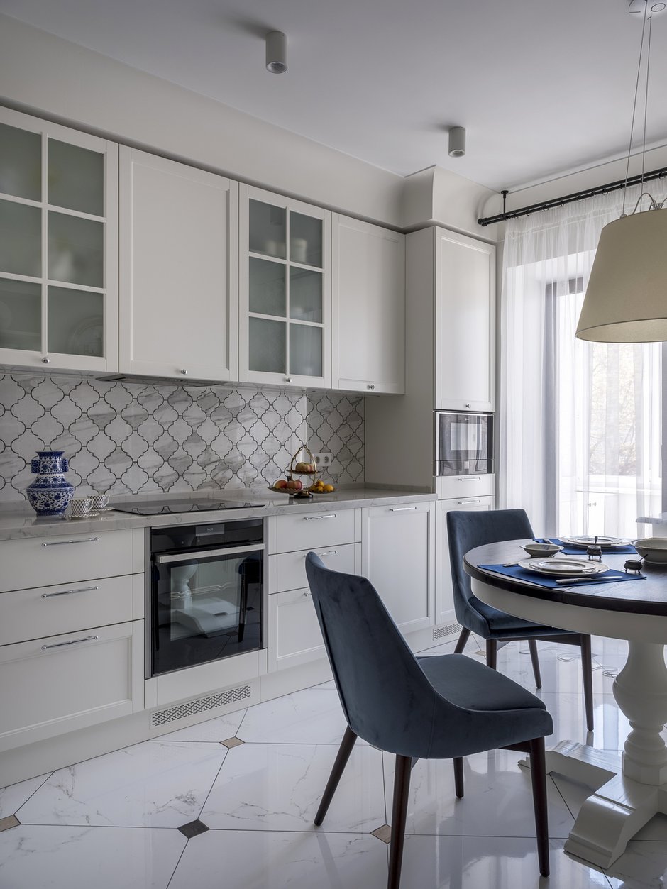 Фотография: Кухня и столовая в стиле Классический, Современный, Квартира, Проект недели, Москва, 3 комнаты, Более 90 метров, Александра Дашкевич, Наталья Каримова – фото на INMYROOM