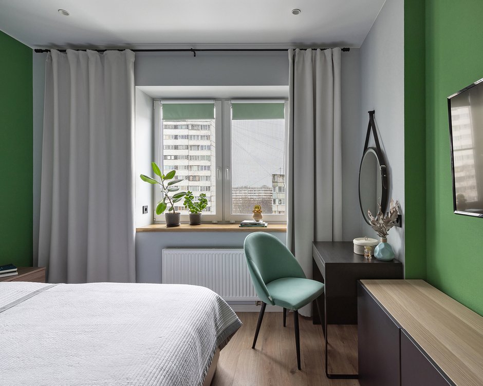 В квартире везде, кроме зоны кухни, натяжные потолки. Они дешевле и не требуют много времени на монтаж.