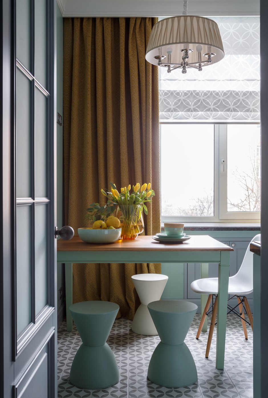 Фотография: Кухня и столовая в стиле Современный, Квартира, Проект недели, Москва, Сталинка, Кирпичный дом, 2 комнаты, 40-60 метров, Елена Уранова, Андрей Уранов, Instatus, Михаил Лоскутов – фото на INMYROOM