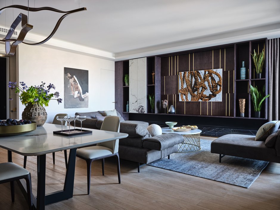 В основном все предметы мебели в этой квартире созданы на заказ в Италии по эскизам дизайнера, включая модульный диван в гостиной.