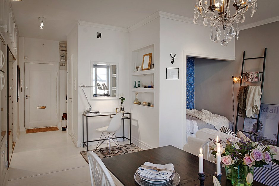 Фотография: Мебель и свет в стиле , Скандинавский, Малогабаритная квартира, Квартира, Швеция, Цвет в интерьере, Дома и квартиры, Белый, Стена – фото на INMYROOM